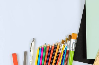 Çeşitli okul malzemelerinin öğrenci materyali grup sanatının yerleşimi üzerine en iyi görüş