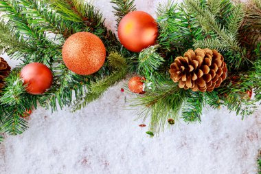 Kırmızı fotokopi alanı olan kardaki ladin dalında Noel süslemesi balosu