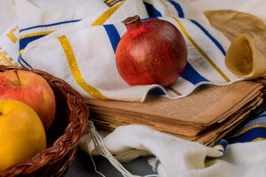 Cam bal kavanozlu Rosh hashanah ve taze olgun elmalar. Yahudi Yeni Yıl sembolleri Sabır ve Tallit