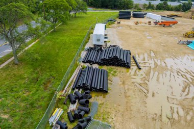 Siyah PVC kanalizasyon borularından yeraltı araçları döşenen drenaj boruları sistemi