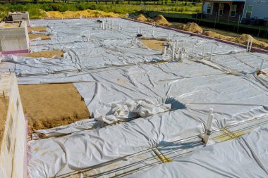 Beton dökmeden önce hendek zemininde PVC borular döşemek