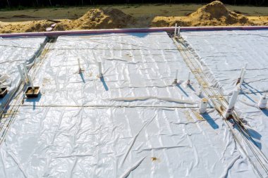 Su tesisatı altında pvc boru hijyenik sistem beyaz borular yeni binada düz beton yapı altında