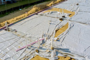 Boru kanalizasyonu için dünyanın yeni bir PVC plastik borusunun kurulumunu sağlayan drenaj sistemiyle ilgili hava görüşü.