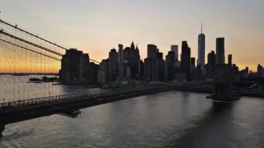 Brooklyn Köprüsü, Manhattan. New York 'ta, Doğu Nehri üzerinde güzel bir şehir manzarası.