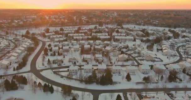 Vista aérea do topo da paisagem da cidade de inverno casas residenciais com neve coberta de casas e estradas. — Vídeo de Stock