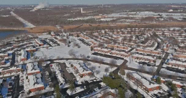 Красивый зимний день, вид на панораму солнечный вид на улицу жилого комплекса с домами — стоковое видео