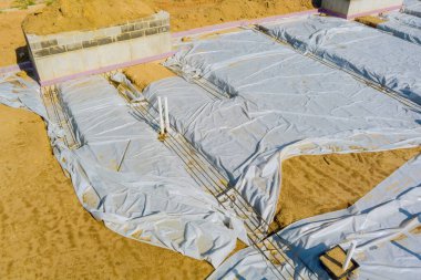 Yeni bir PVC plastik boru döşeme boru kanalizasyonu için dünyanın drenaj sistemi ile çalışmak