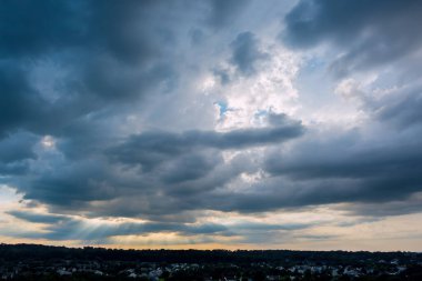 Renkli dramatik günbatımı gökyüzü parlak ufukta bulutlarla yanan gökyüzü