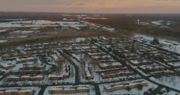 Αεροφωτογραφία με όμορφο χιόνι καλύπτονται σπίτια δρόμο με πολυκατοικίες στις ΗΠΑ — Αρχείο Βίντεο