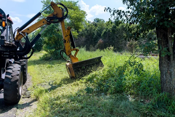 Layanan Jalan Terlibat Dalam Traktor Dengan Mesin Pemotong Rumput Mekanis — Stok Foto