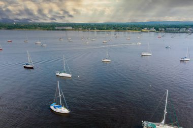 Yelkenli teknelerden marinadaki tekne ve yatların üst görüntüsü.
