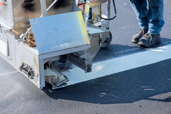 Los Trabajadores Aplican Pintura Blanca Una Carretera Que Marca Las — Foto de Stock