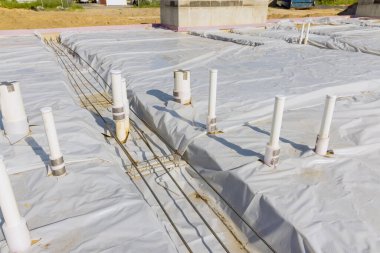 PVC kanalizasyon boruları yeni evdeki zemindeki hijyenik boruların birleştirme sistemi