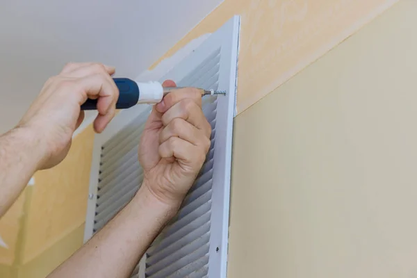 Instalación Cubierta Piel Ventilación Aire Pared Con Destornillador —  Fotos de Stock