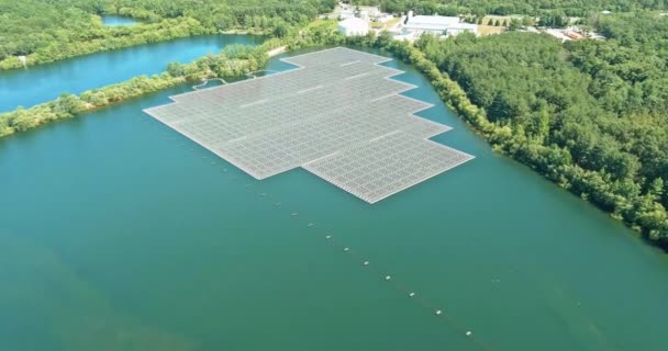 Göl üzerindeki güneş pili platformu yüzen güneş panellerinin havadan görünüşü — Stok video