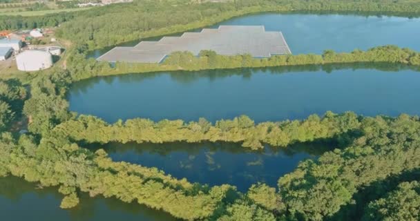 Vista aérea do lago em painéis solares flutuantes plataforma celular em eletricidade alternativa renovável — Vídeo de Stock