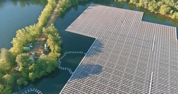 Vue aérienne du système de plate-forme sur le lac dans des panneaux solaires flottants — Video