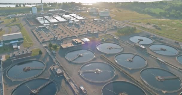 Vista aérea recirculación tanque de sedimentación, planta de tratamiento de agua cerca del estanque de la central solar flotar — Vídeo de stock