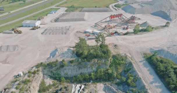 Vista panorâmica aérea de pedreiras abertas extração de mina com trabalho de equipamentos de máquinas — Vídeo de Stock