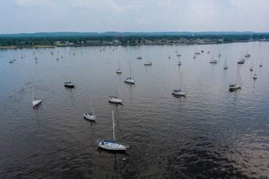 Panoramik manzara. Okyanusta bir sürü güzel tekne var.