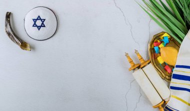 Yahudi bayramı, Sukkot için taze limon ve benzeri süslemeler.