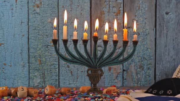 Menorah con todas las velas encendidas. Hanukkah velas celebrando — Vídeo de stock