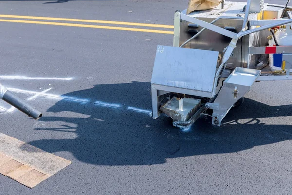 Дорожні Працівники Використовують Гаряче Розплавлені Креслярські Машини Малювання Лінії Асфальтовій — стокове фото