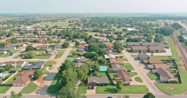 Panorama paisaje vista aérea panorámica de un asentamiento suburbano en un hermoso chalet unifamiliar la ciudad de Clinton Oklahoma EE.UU. — Vídeos de Stock