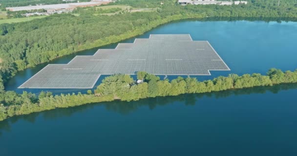 Flygfoto ovanifrån av förnybar energi eco teknik elkraftsindustrin. solpaneler celler på flyter i damm med vatten — Stockvideo