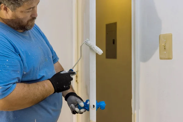 Fechar Mãos Pintor Com Luvas Pintando Moldura Porta Usando Rolo — Fotografia de Stock