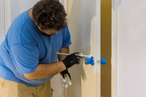 Contratista Maestro Procesa Pintor Pintando Puertas Madera Con Uso Pincel — Foto de Stock