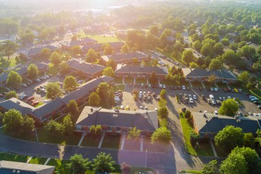 Gün batımında panoramik manzara yükseklerden küçük kuş uçuşlu evler kasabası NJ USA