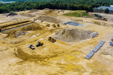 Havadan panoramik görüntü çalışıyor. Yeni konut binasında zemin inşaatı hazırlanıyor.