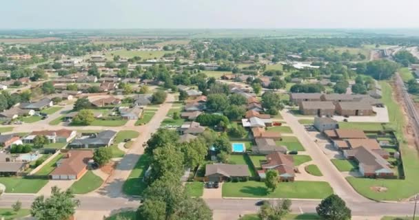Panorama paisaje vista aérea panorámica de un asentamiento suburbano en un hermoso chalet unifamiliar la ciudad de Clinton Oklahoma EE.UU. — Vídeos de Stock