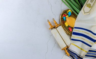 Yahudi Bayramında geleneksel Sukkot festivali dört tür Etrog lulav hadas arava 'yı simgeliyor.
