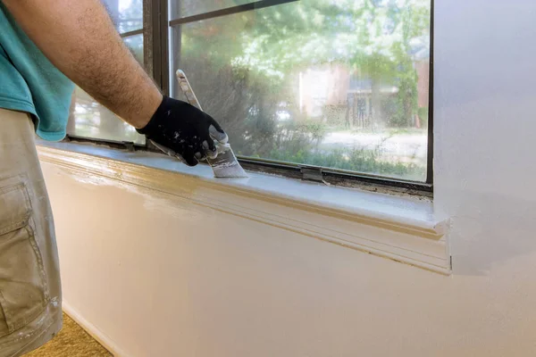 Hand Reparatör Målning Med Handskar Målning Fönster Gjutning Trim — Stockfoto