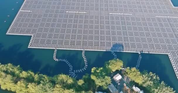 Luchtfoto van meer in hernieuwbare alternatieve elektriciteit op drijvend zonnepanelen platform — Stockvideo
