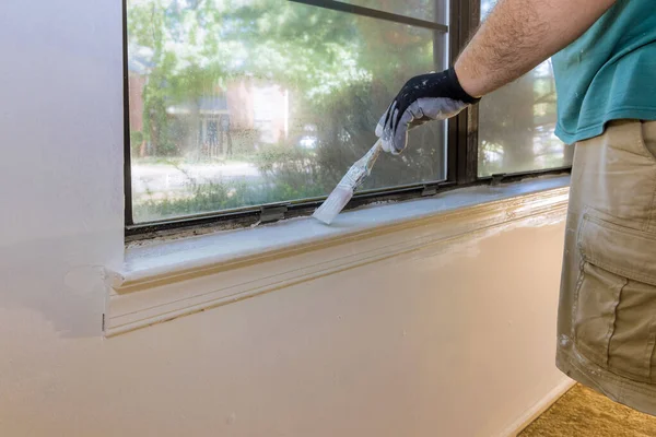 Handyman Pinta Marco Moldeo Ventana Renovación Del Hogar — Foto de Stock