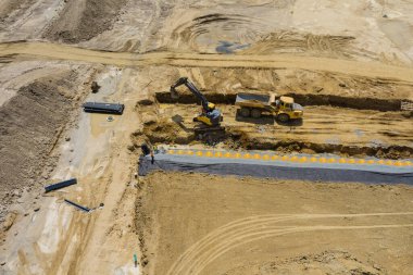 Panoramik hava görüntüsü yağmur suyu sisteminde inşaat halindeki zemini hazırlıyor