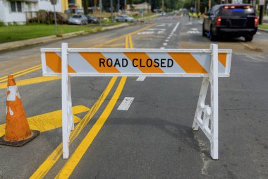 Yol üzerindeki inşaat sahasının iyileştirildiği Amerikan karayolu trafik bariyerlerinde kapalı uyarı güvenlik levhası