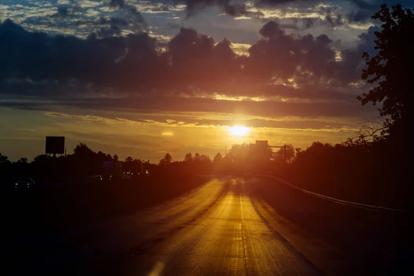 Ruch Drodze Pięknym Wschodzie Słońca Niebo Chmurami Autostradzie Miękkie Skupienie — Zdjęcie stockowe