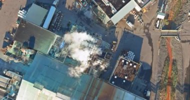 Malzemelerin depolanması için tankları olan hava görüşü kimya endüstrisi üretim binası