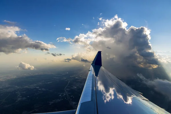 飛行機はカラフルな日没の間に高度を離陸しています — ストック写真