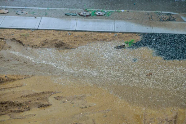 道路の水でいっぱいは非常に道路を横断する雷雨の中で水の水たまりの通りに困難です — ストック写真