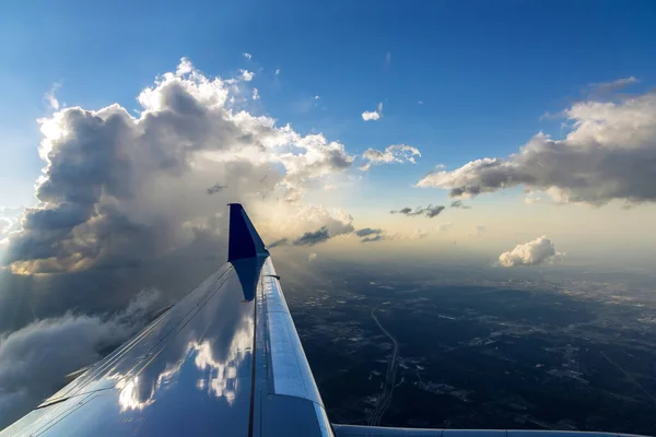 Flight Wing Plane Dramatic White Fluffy Clouds Blue Sky Sunset — Stock Photo, Image