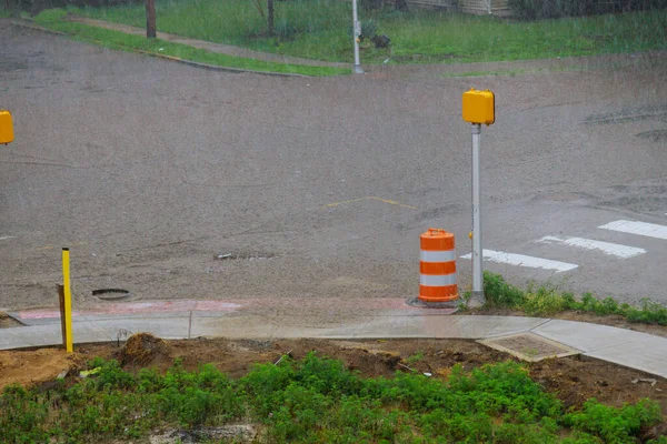 道路沿いの道路の大雨の間に水の嵐の流れに強いハリケーンの間の水の流れ — ストック写真