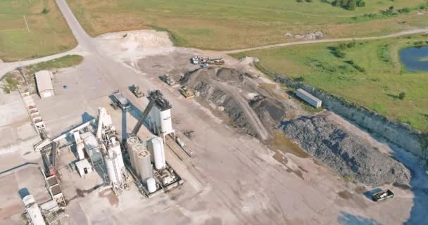 Arial vy över dagbrott grus i sten kross i tunga gruvmaskiner utrustning för markarbeten — Stockvideo