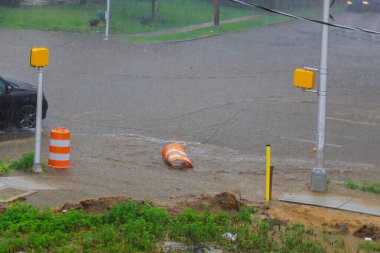 Şiddetli rüzgarlar eserken yağmur damlaları asfalta düşüyor.