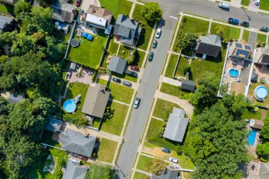 Sayreville New Jersey 'de küçük bir kasaba olan küçük cadde yerleşim alanının havadan görüntüsü.