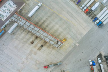 ABD otoyolu yakınlarında yakıt ikmal araçları, kamyonlar ve tanklar için benzin, benzin ve mazot istasyonu